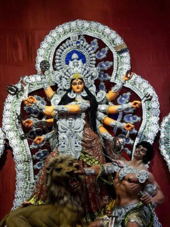 Durga दुर्गा, l’incarnation guerrière de l’énergie.